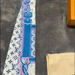 Authentic Louis Vuitton bandeau scarf slightly worn